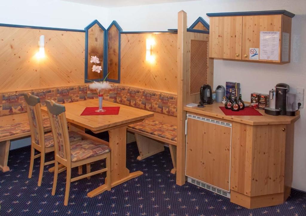 Hotel Waldeck Garni Kist Buitenkant foto